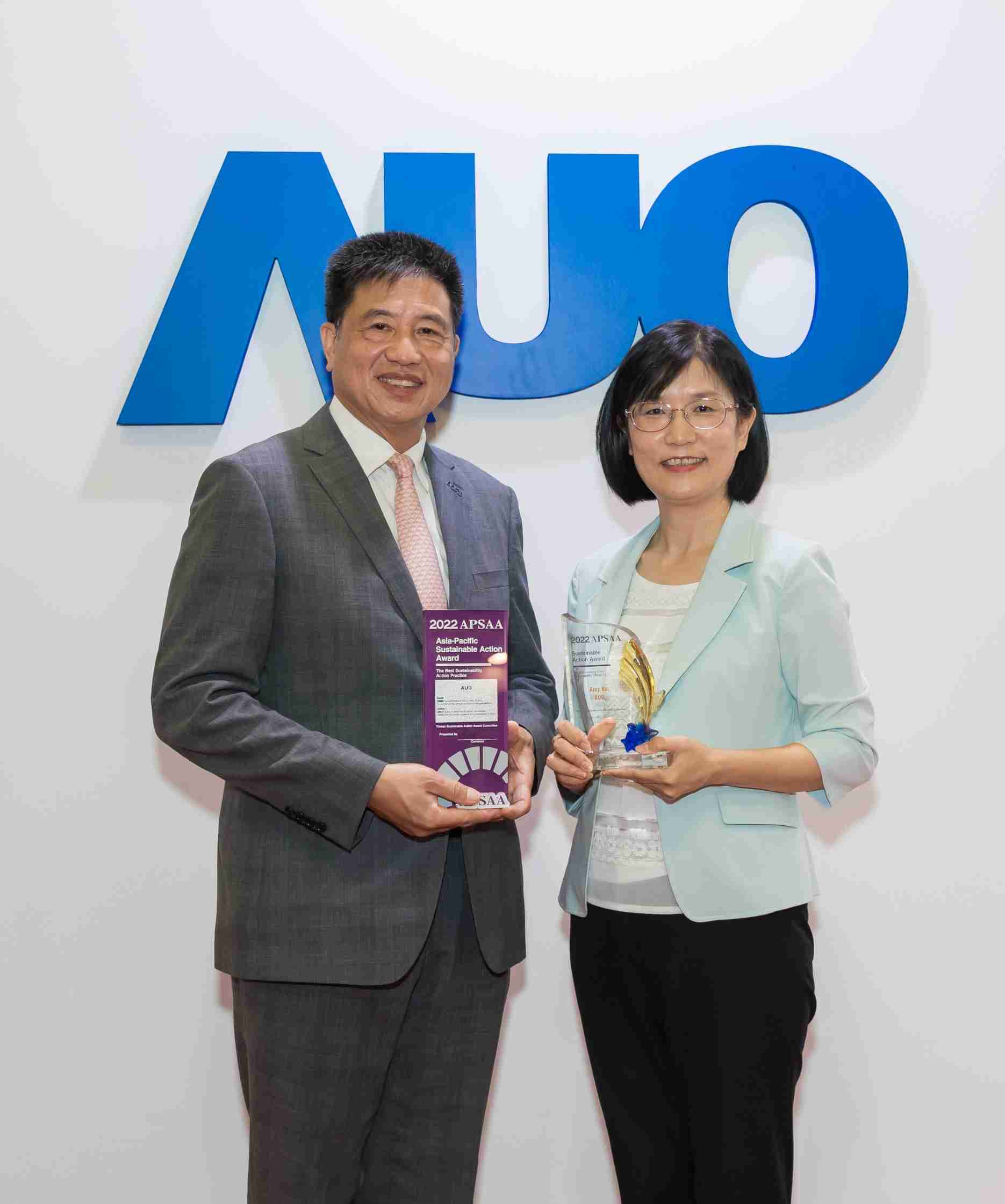 森林舞会长期垫筑永续远景的基石，，，，透过ESG暨气候委员会逐步实践永续策略蓝图。。其中，，，，森林舞会光电永续长古秀华带领团队、、、、制定中长期目标，，，缔造多面向亮眼表现，，，获得「顶尖永续长奖」的个人奖殊荣（左：森林舞会光电董事长暨执行长彭双浪，，右：森林舞会光电永续长古秀华）
