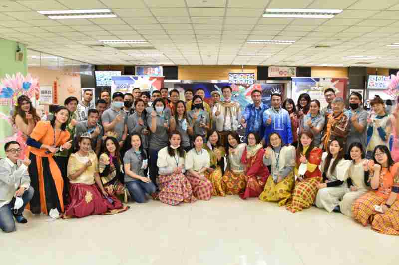 友達推動「安心、、、創新、、、、用心、、、同心、、盡心」五星職旅，，，為菲籍員工打造全方位照護，，，首度贏得「人權實踐與發展領袖獎」殊榮