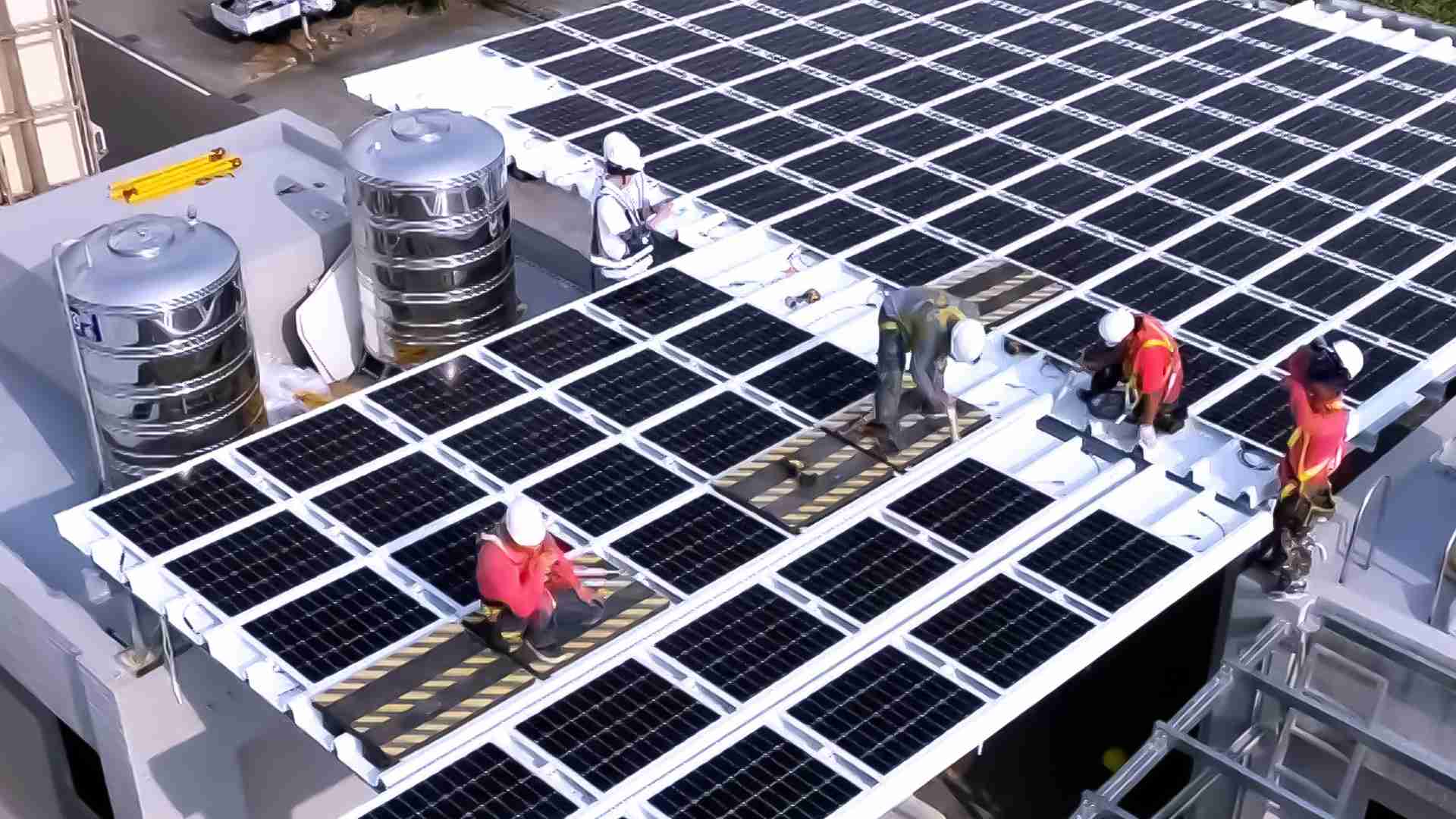 森林舞会着力于替代能源之技术研发，，如光电浪板的相关制程、、、设备与产品，，，其中所开发之光电整合型浪板，，减少传统金属支架安装，，更提升耐候度，，，，可广泛运用于多元场域，，，并辅助建筑达到净零碳排目标