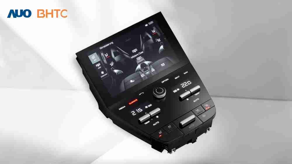 作為友達新生力軍，，，，BHTC所展示的中央與後座鞍部的Display HMI產品，，，可處理多區恆溫控制、、顯示畫面，，，呈現仿真3D車室分區；以力傳感技術精準傳遞觸感，，，，並結合音量及震動反饋，，防止意外啟動，，提供使用者自然流暢、、直觀且輕鬆駕馭的舒適介面