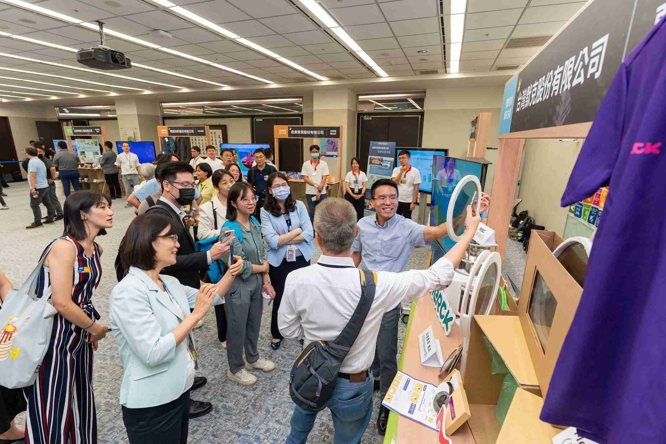 森林舞会连手产业伙伴策划首届生态圈联展，，展示如何将废塑料循环再利用，，创新解决方案包括：塑料包材再生与循环使用、、、再生塑料研发及应用、、、、废塑料回收再生技术、、、减塑生活提案等