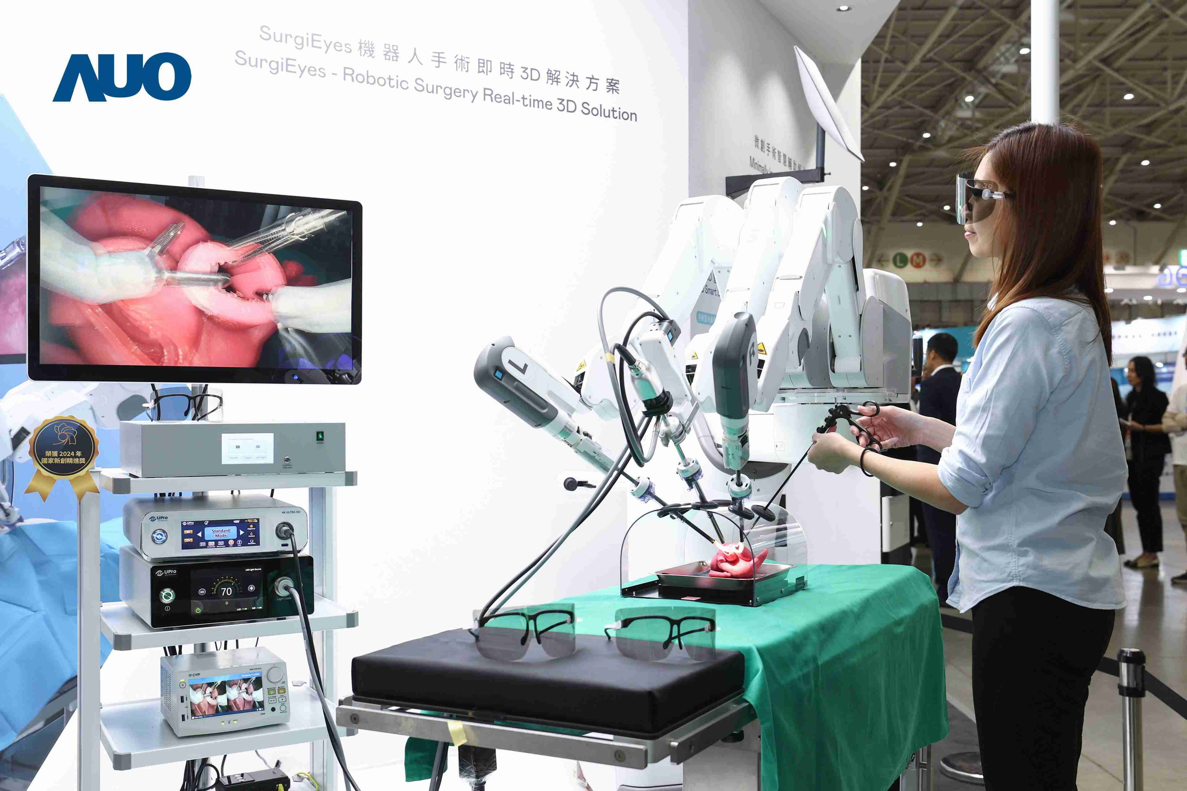 达擎以领先的3D显示技术推出〝SurgiEyes机器人手术实时3D解决方案〞，，，，整合先进3D图像处理与独家3D垂直宽视角、、广色域的显示技术，，手术团队可实时同步主刀医师视角看到清晰3D影像，，，提升沟通效率与安全性。。。。