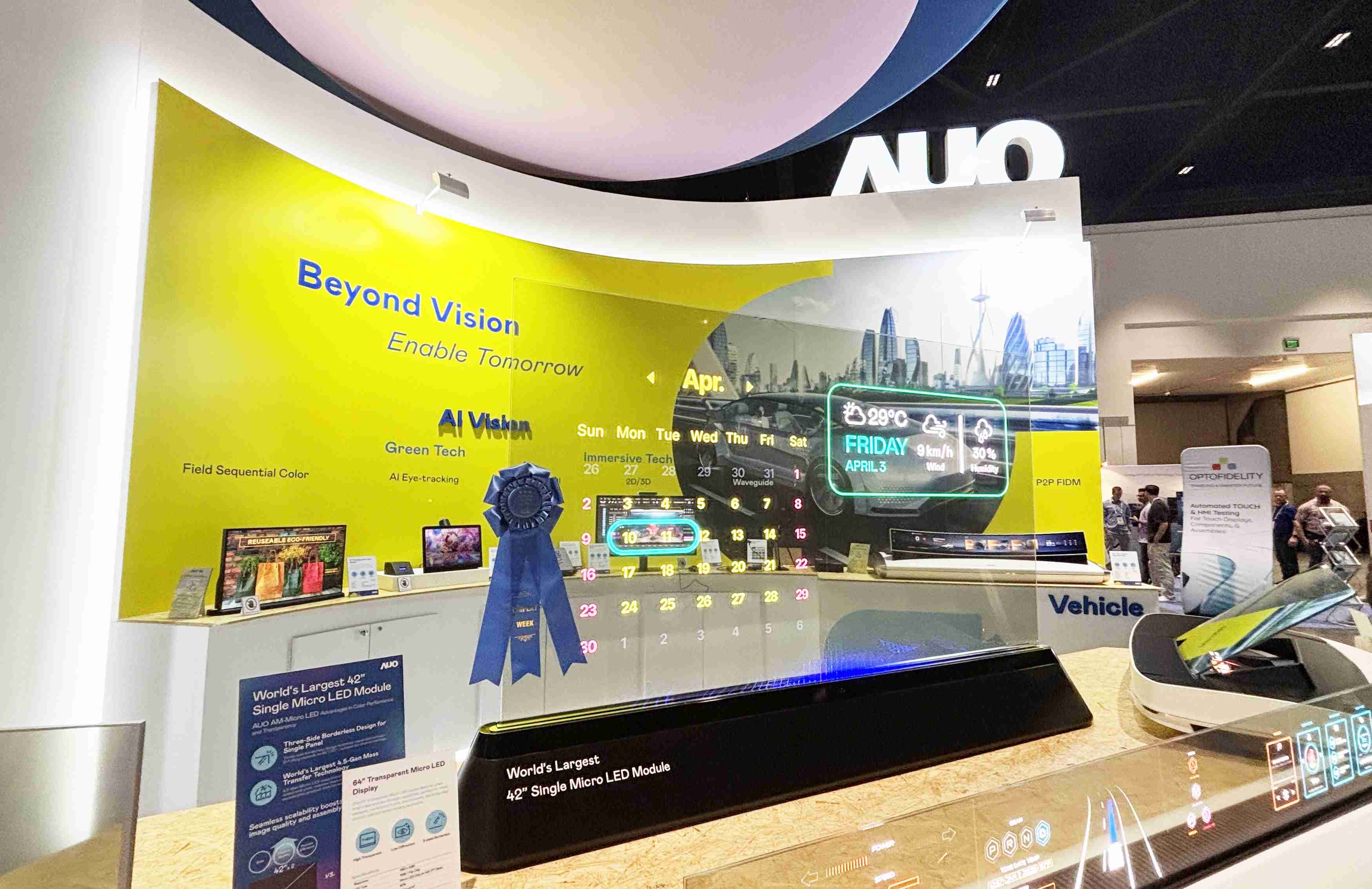 森林舞会64吋透明Micro LED显示器获〝最佳Micro LED技术应用奖〞，，，，其绝妙的透明穿透特性，，，，同时具备1,000 nits的高亮度表现，，，并透过精细的无缝拼接延伸，，可依需求灵活应用于多元场域，，，，展现出Micro LED显示技术划时空的无限潜力